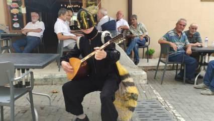 Bursa sokaklarında gezen ‘arı adam’ görenleri şaşırtıyor