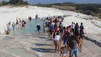Pamukkale ziyaretçi akınına uğruyor: turist sayısı yüzde 72 arttı