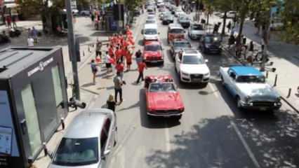 İstanbul'da klasik otomobillerle zafer korteji