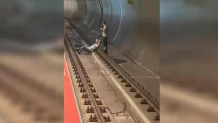 Kadıköy metrosunda şaşkına çeviren olay: Raylara uzanıp keyif çattı