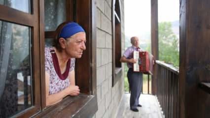 Müzisyen aile 88 yıllık baba yadigarı konakta yaşamlarını sürdürüyor   