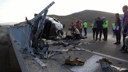 Yozgat'ta feci kaza! Otomobil bariyerlere çarptı: 3 ölü, 1 yaralı 