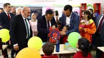 Bağcılar’da okul heyecanı: Başkan Özdemir öğrencilere kırtasiye seti hediye etti