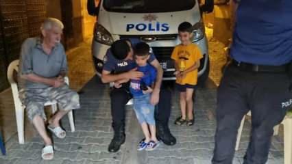 Anneleri evde yalnız bırakınca korkup sokağa çıkan iki miniği polisler kurtardı