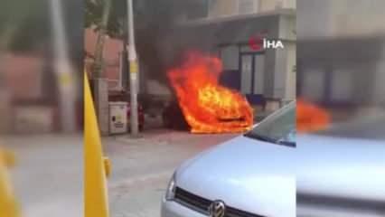 Küçükçekmece'de park halindeki otomobil alev alev yandı!