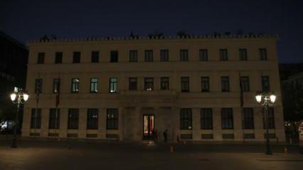 Atina Belediyesi binasının ışıkları akşamları kapatılacak