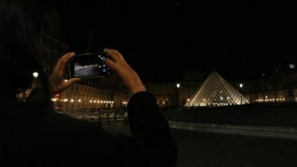 Fransızların yeni tasarruf tedbiri: Louvre Müzesi piramidinin ışıkları karardı