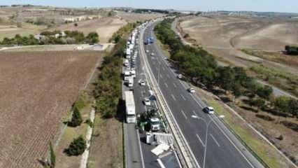 TEM Otoyolu'nda devrilen kamyonet trafikte yoğunluğa neden oldu