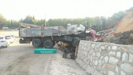 Uşak'ta kamyon duvara çarptı: 1 ölü
