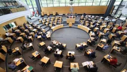 Almanya'da üşüyen milletvekillerine battaniye teklifi