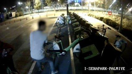 Bisikletleri söküp çaldılar...Hırsızlık anları kamerada