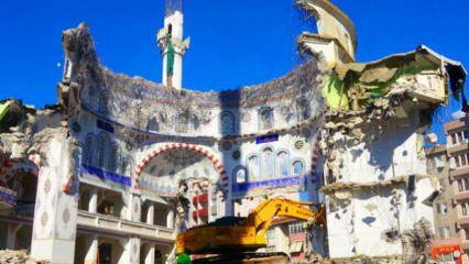 Kocaeli’de yıkılan 43 yıllık cami ilginç görüntüsüyle dikkat çekiyor