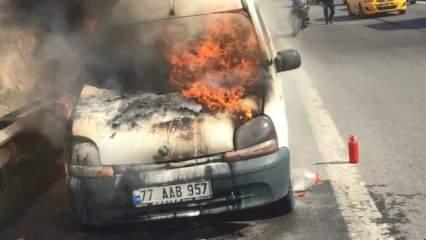 Pendik'te seyir halindeki araç alev alev yandı