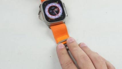 Apple Watch Ultra'ya çekiç testi! Saatten önce masa kırıldı