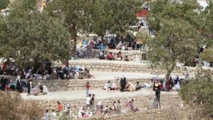 Şırnak’ta 3 asırlık gelenek! Mezarlıkta toplanıp yemek yiyorlar