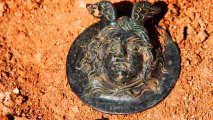 Adıyaman’da tarihi keşif! Roma dönemine ait 1800 yıllık Medusa kabartmalı madalya bulundu