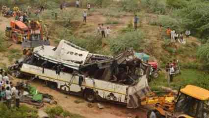 Hindistan'da otobüs uçuruma yuvarlandı: 32 ölü 