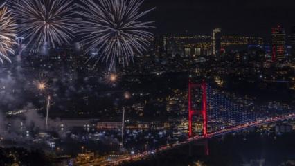 29 Ekim Cumhuriyet Bayramı İstanbul Boğazında havai fişek gösterisiyle kutlandı!