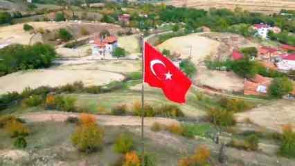 Binali Yıldırım 3 metrelik Türk bayrağı hediye etti: Köyün tepesine diktiler
