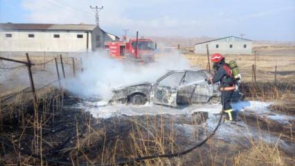 Bingöl'de çıkan yangında park halindeki otomobil yandı