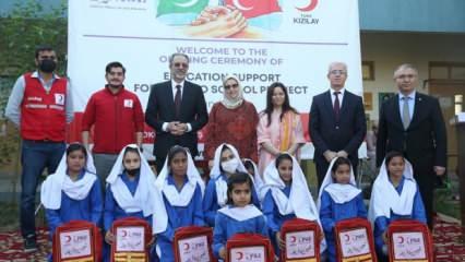 Türk Kızılay, Pakistan'da 100 öğrenciyi yeniden eğitimle buluşturdu