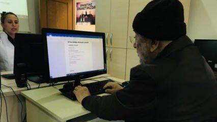70 yaşındaki İhsan Amca, torunlarıyla oynamak için bilgisayar kursuna yazıldı