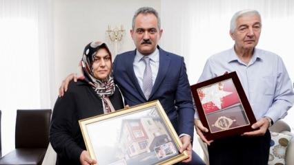Bakan Özer'den, Taksim'deki saldırıda hayatını kaybeden Arzu öğretmenin ailesine ziyaret