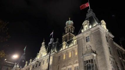 Rotterdam Belediyesi binasına Türk bayrağı asıldı