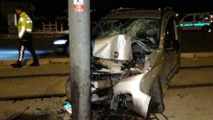 Antalya’da feci kaza: Tramvay yoluna giren aracın sürücüsü can verdi, 3 yaralı