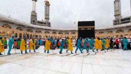 Müslümanlar, şiddetli yağışa aldırmadan Kabe'yi dualarla tavaf etti