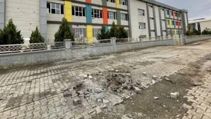 YPG/PKK'lı teröristlerin saldırısında hasar gören okulun etrafındaki enkaz kaldırıldı