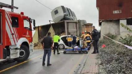 Başakşehir'de kamyon otomobilin üstüne devrildi