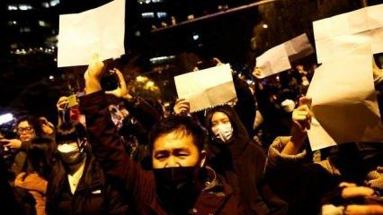 Çin'deki protestocular neden boş kağıt tutuyor?