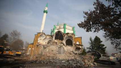 Düzce'de depremde ağır hasar gören cami yıkıldı