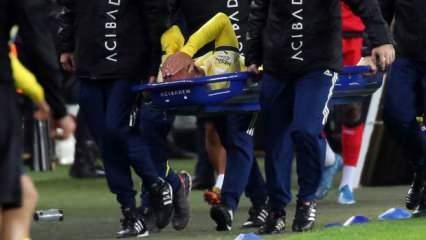 Fenerbah&ccedil;e'de şok sakatlık! Sedyeyle kenara alındı