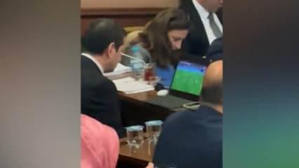 İYİ Partili İbrahim Özkan, İBB'nin bütçesi görüşülürken maç izledi