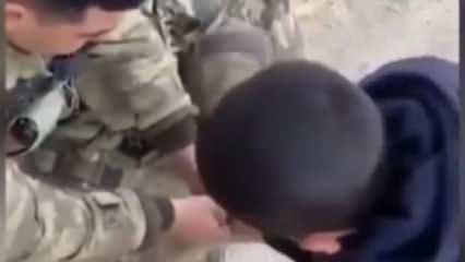 Mehmetçik, çorapsız gezen çocuğa kendi çorabını giydirdi