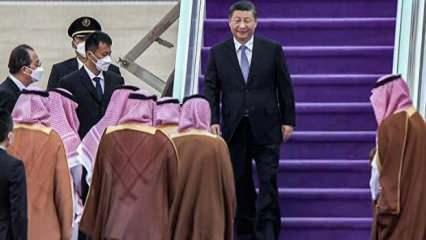 Çin lideri Suudi Arabistan'da! Neden mor halıyla karşılandı? İşte cevabı