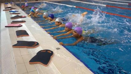 Gaziosmanpaşa Belediyesi'nden öğrencilere 'Yüzme Bilmeyen Kalmasın' projesi