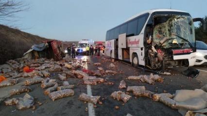 Kamyon ile otobüs çarpıştı: Kamyon şoförü ölürken iki yolcu yaralandı