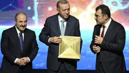 Başkan Erdoğan'a takdim edildi! Kilogramı 388 bin dolar