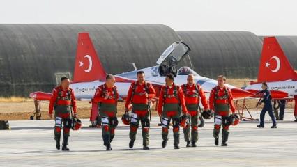 Türkiye'nin hava akrobasi timi "Türk Yıldızları" kapılarını açtı