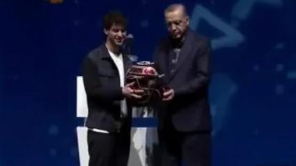 Cem Bölükbaşı, kaskını Cumhurbaşkanı Erdoğan'a hediye etti