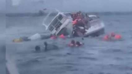 Endonezya’da tekne battı: Turistler zor kurtuldu 
