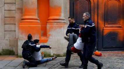 Fransa'da başbakanlık binasını boyayan aktivistlere polisten sert müdahale