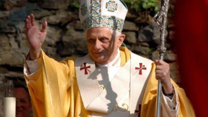 Katolik Kilisesi tarihinde istifa eden ilk Papa olan 16. Benediktus Vatikan'da defnedildi