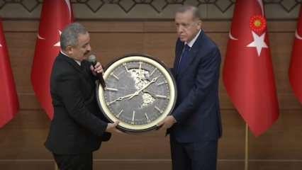 Meclis Üyesi Sinan Burhan'dan anlamlı hediye 'Vakit Erdoğan vaktidir'