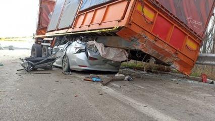 Korkunç kaza: TIR'ın altına giren otomobilin sürücüsü hayatını kaybetti