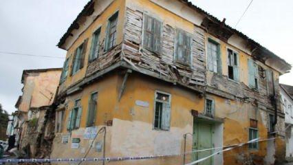 Tarihi ev 3.7 şiddetindeki depremde yıkıldı! Eltilere komşuları sahip çıktı