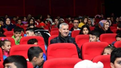 Başkan Çınar, çocuklarla birlikte sinema filmi izledi